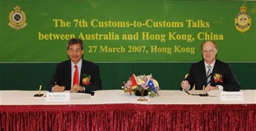 圖示香港海關關長湯顯明和澳洲海關總行政主任Michael Carmody（右）簽訂聯合公告。