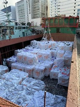 香港海關自今年初起採取一連串執法行動，重點打擊香港西部水域走私凍肉活動，並於五月初至今進行代號「掃雷」的特別行動，以加強執法力度。截至六月十七日，海關今年已偵破二十三宗海上走私凍肉案件，檢獲約二千五百公噸懷疑走私凍肉，包括牛肉、雞腳及豬手等，估計市值約九千萬元。以數量計，今年至今的檢獲量已超越過去十一年的總和。圖示部分在躉船檢獲的懷疑走私凍肉。