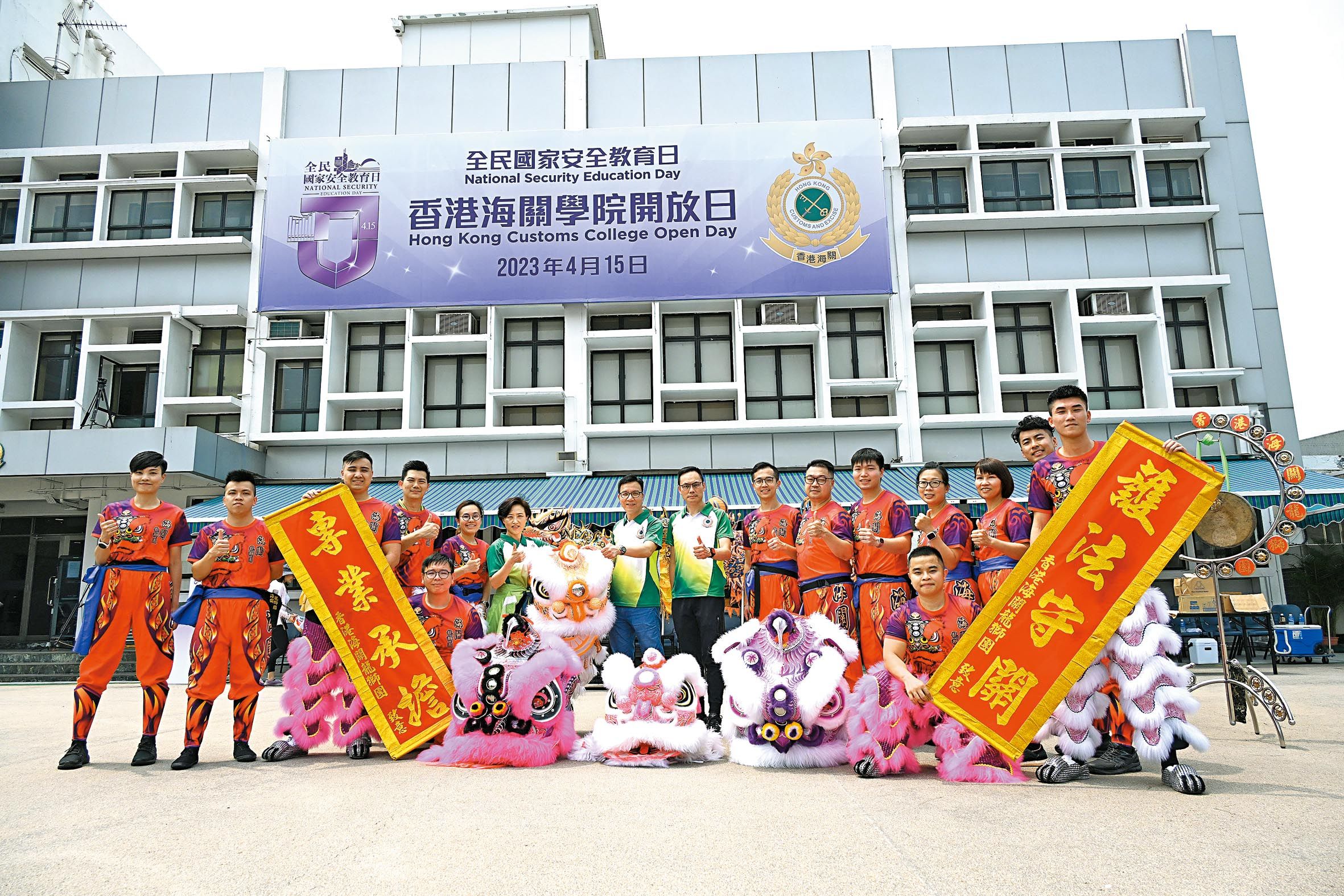 香港海關龍獅團首度公開演出，大獲好評。