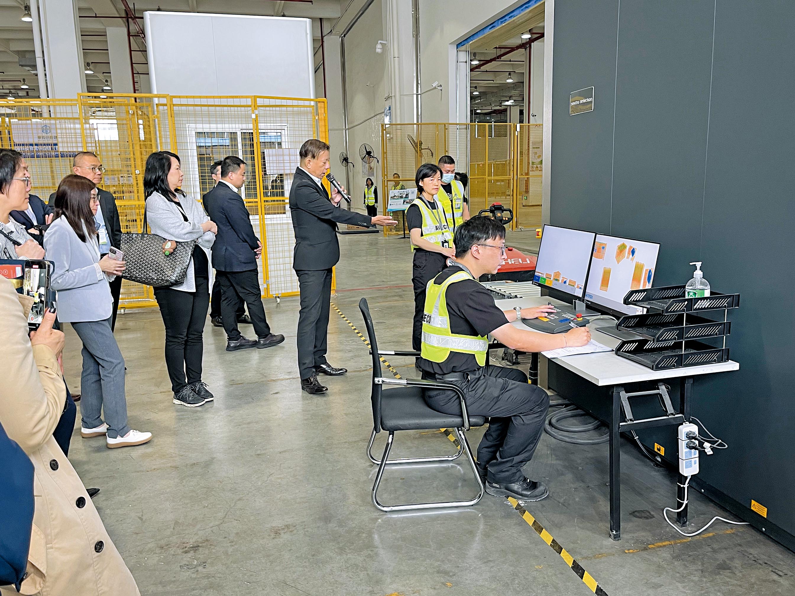 香港機場管理局職員向考察團講解東莞「香港國際機場物流園」的安檢過程。