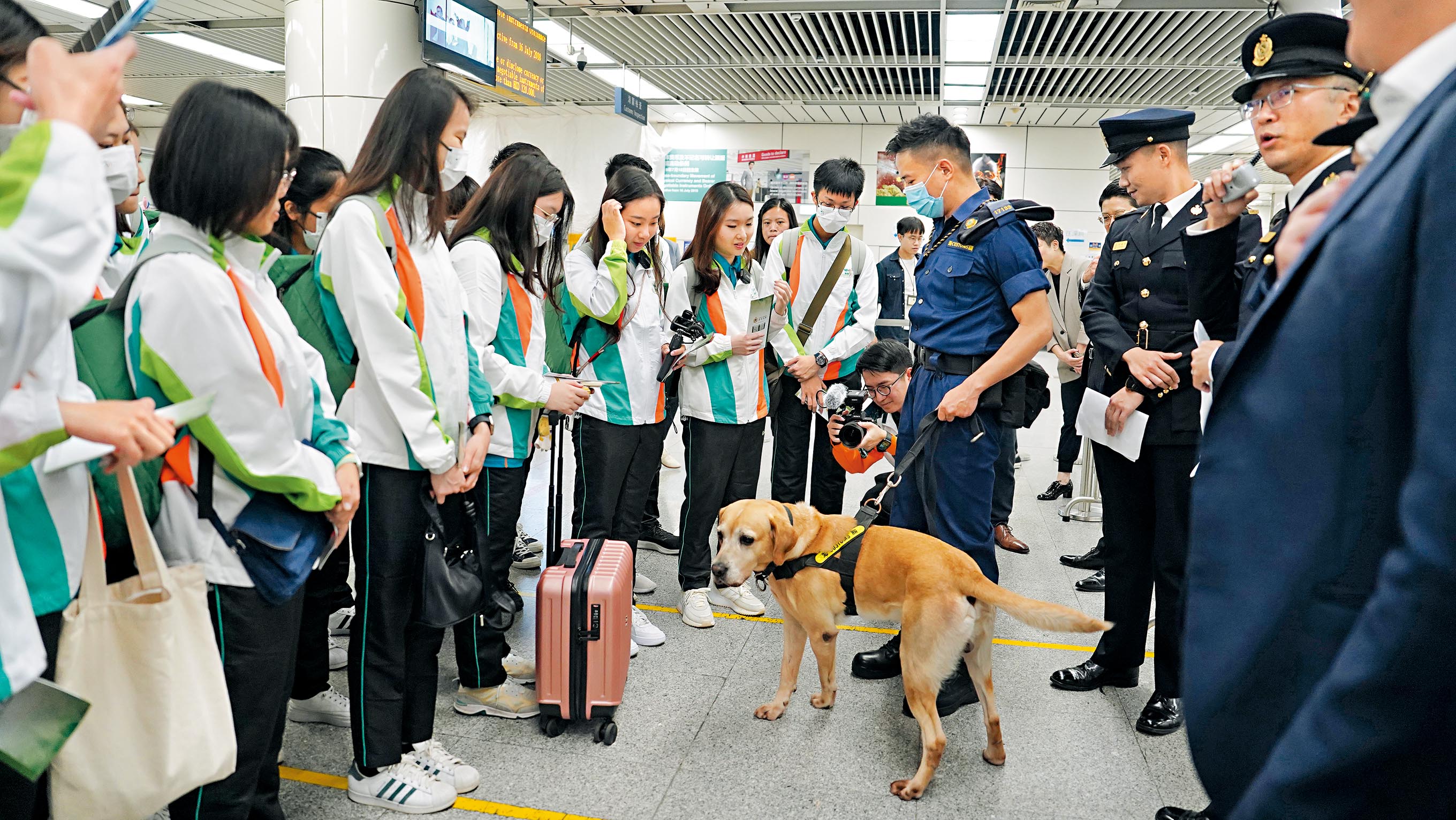 團員於三月十八日經深圳灣口岸出發，並聽取香港海關人員講解管制站的海關清關工作。