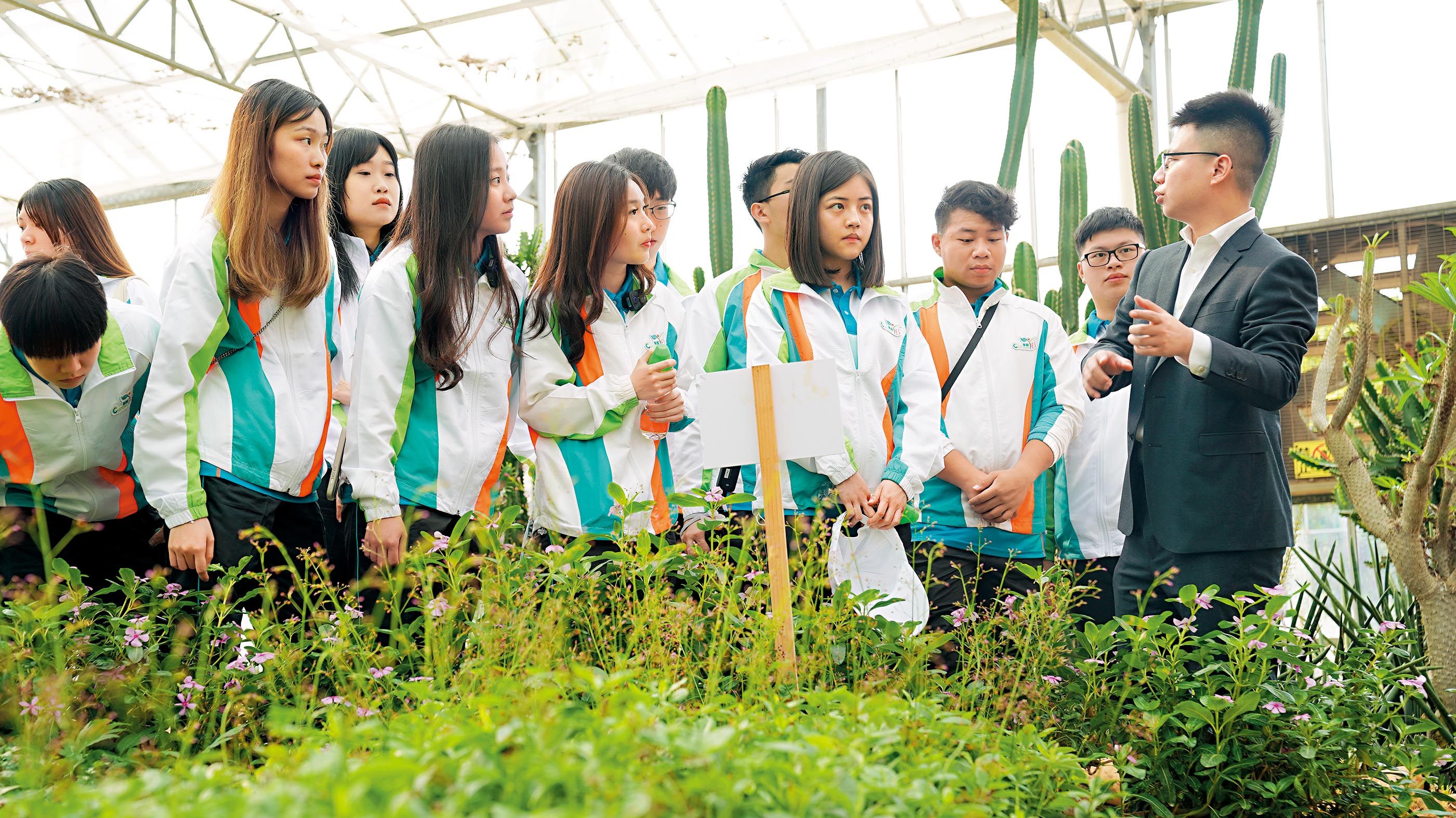 交流團參觀光明農場大觀園，了解新鮮蔬菜和食物類產品，進口到香港前進行的嚴謹檢驗檢疫工作。