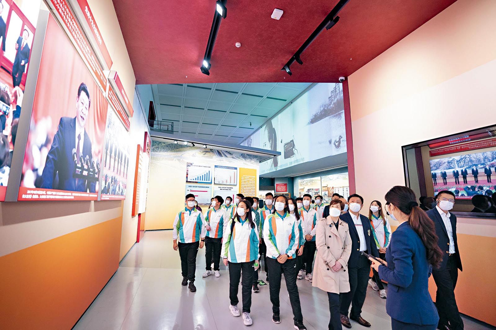 The Commissioner of Customs and Excise, Ms Louise Ho (front row, third left), led members of Customs YES to visit the Reform and Opening-Up Exhibition Hall of the Shenzhen Museum.