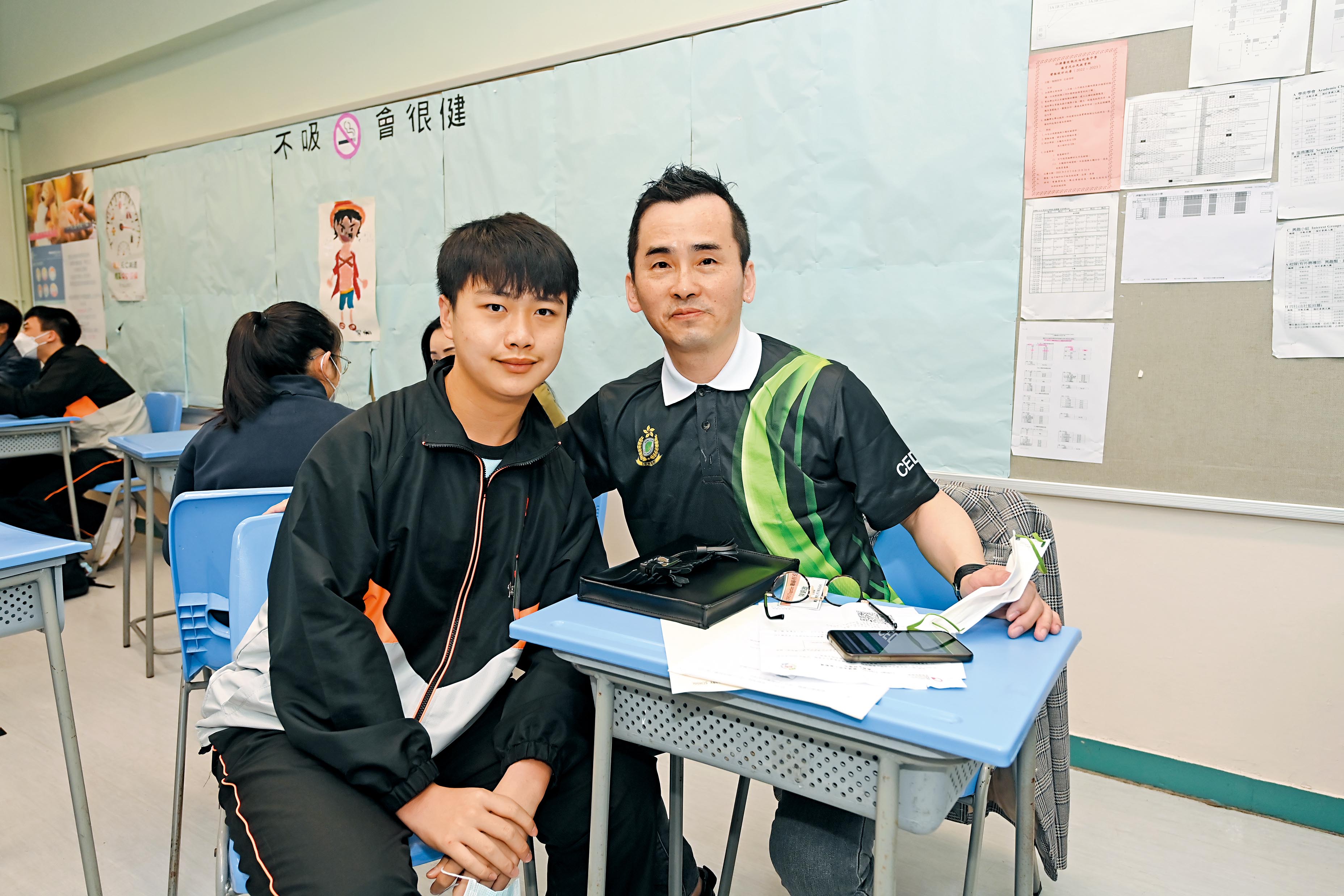 Assistant Superintendent, Mr Chan Kam-hung（right）, meets his mentee for the first time.