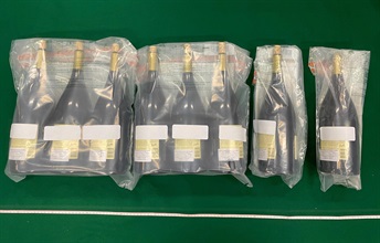 香港海關昨日（四月二十八日）在尖沙咀採取緝毒行動，檢獲共約十二公斤懷疑液態可卡因，估計市值約一千二百萬元。圖示用以承載檢獲的懷疑毒品的酒樽。