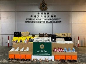 香港海關五月二十三日在屯門內河船碼頭檢獲約一萬件懷疑冒牌貨物，包括手表、太陽眼鏡、衣服、鞋履和手機配件，估計市值共約八百九十萬元。圖示檢獲的懷疑冒牌貨物。