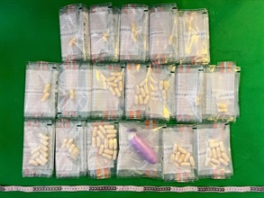 香港海關六月三日在香港國際機場偵破一宗涉及體內藏毒的販毒案件，檢獲約七百克懷疑可卡因，估計市值約六十萬元。圖示檢獲的懷疑可卡因。