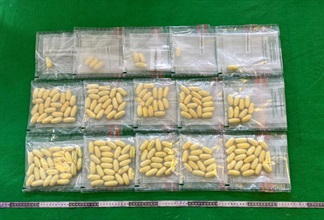 香港海關六月六日在香港國際機場偵破一宗涉及兩名入境旅客的體內藏毒案件，檢獲共重約二點二公斤懷疑可卡因，估計市值約二百萬元。圖示檢獲的懷疑可卡因。