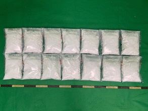 香港海關昨日（六月八日）在香港國際機場破獲一宗旅客販運毒品的案件，檢獲約七公斤懷疑可卡因，估計市值約六百四十萬元。圖示檢獲的懷疑可卡因。