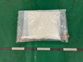 香港海關六月九日在香港國際機場破獲一宗旅客販運毒品的案件，檢獲約一點三公斤懷疑可卡因，估計市值約一百二十萬元。圖示檢獲的懷疑可卡因。