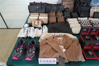 香港海關六月六日偵破一宗涉嫌利用內河船走私的案件，檢獲大批懷疑走私貨物，估計市值共約一千萬元。圖示部分檢獲的懷疑走私手袋及衣物。