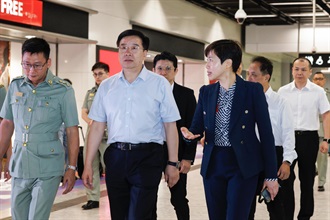 香港海关关长何珮珊（前排右）今日（六月十二日）陪同国家海关总署广东分署主任李魁文（前排中）到广深港高速铁路西九龙站实地考察。