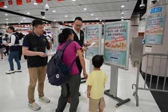 Hong Kong Customs and the Centre for Food Safety of the Food and Environmental Hygiene Department conducted a joint publicity campaign at the Lok Ma Chau Spur Line Control Point on June 19 to remind inbound travellers not to illegally bring regulated food into Hong Kong.