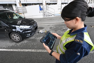 香港海關和消防處今日（六月二十四日）下午在深圳灣管制站聯合進行代號「破狼」的反恐情報及危害物質事故演習。圖示海關人員利用「智能車底機械人」協助查驗跨境車輛。