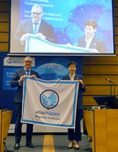 The Commissioner of Customs and Excise, Ms Louise Ho (right), receives the flag symobilsing the Vice-Chairpersonship for the Asia/Pacific region of the World Customs Organization from the Commissioner of the Australian Border Force, Mr Michael Outram (left), during the handover ceremony.