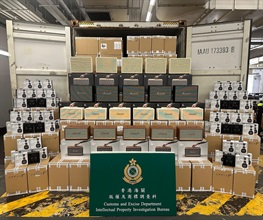 香港海关七月八日在葵涌海关大楼验货场检获约五千件怀疑冒牌货物，估计市值共约二百九十万元。图示部分检获的怀疑冒牌喇叭和耳机。