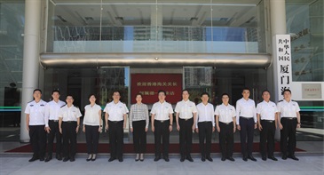The Commissioner of Customs and Excise, Ms Louise Ho (sixth left), yesterday (July 17) led a Hong Kong Customs delegation to Xiamen, Fujian Province, for a two-day visit, and met with the Director General of the Guangdong Sub-Administration of the General Administration of Customs of the People's Republic of China, Mr Li Kuiwen (centre), and the Director General in Xiamen Customs District, Mr Zhu Guangyao (sixth right), to exchange views on deepening co-operation between the two Customs administrations.