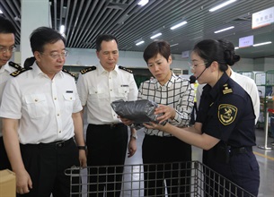 The Commissioner of Customs and Excise, Ms Louise Ho, yesterday (July 17) led a Hong Kong Customs delegation to Xiamen, Fujian Province, for a two-day visit. Photo shows Ms Ho (second left), accompanied by the Director General of the Guangdong Sub-Administration of the General Administration of Customs of the People's Republic of China, Mr Li Kuiwen (first left), and the Director General in Xiamen Customs District, Mr Zhu Guangyao (second left), visiting the Xiamen Inbound and Outbound Express Supervision Center to learn about their latest logistics developments.