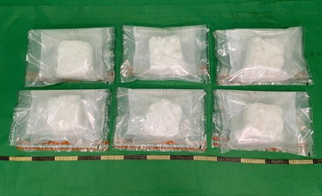 香港海關七月四日至昨日（七月十七日）進行反毒品行動，在香港國際機場偵破一宗旅客販運毒品的案件，檢獲約六公斤懷疑冰毒，估計市值約三百萬元。圖示為檢獲的懷疑毒品。