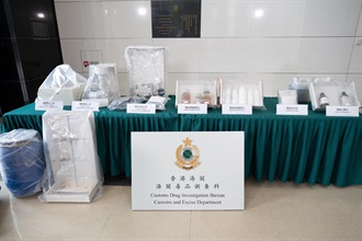 Hong Kong Customs yesterday (July 21) shut down a suspected ecstasy manufacturing centre and seized a total of about 42 kilograms of assorted chemicals, about 4.3kg of suspected ecstasy, about 125 grams of suspected heroin, and a batch of drug manufacturing paraphernalia in Tai Kok Tsui. The total estimated market value of the drug seizures amounted to about $1.1 million. Photo shows the batch of suspected dangerous drugs, chemicals and drug manufacturing paraphernalia seized.