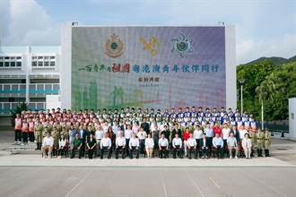 海关关长何珮珊今日（八月十日）于香港海关学院主礼「一百青年看祖国」──粤港澳青年伙伴同行交流团启动典礼。图示何珮珊（第一排中）、澳门海关关长黄文忠（第一排左七）、国家海关总署广东分署二级巡视员袁胜强（第一排右七）、保安局副局长卓孝业（第一排左六）、澳门海关副关长李煜辉（第一排左五）、澳门海关知识产权厅代厅长江慧仪（第一排左四）、中央人民政府驻香港特别行政区联络办公室（中联办）警务联络部海关联络处处长庄严（第一排右四）、中联办青年工作部二级调研员卢颂扬（第一排左一）、广州市青年联合会秘书长吕娜（第一排右一）、「Customs YES」管理委员会荣誉创会理事长关治平（第一排左三）、「Customs YES」管理委员会理事长陈建强医生（第一排右三）、「Customs YES」管理委员会副理事长叶冠成（第一排右二）及香港海关首长级人员与交流团团员及「海关青年领袖团步操及护旗专队」队员合照。