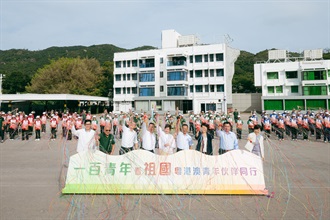 海关关长何珮珊今日（八月十日）于香港海关学院主礼「一百青年看祖国」──粤港澳青年伙伴同行交流团启动典礼。图示何珮珊（第一排中）、澳门海关关长黄文忠（第一排左四）、国家海关总署广东分署二级巡视员袁胜强（第一排右四）、保安局副局长卓孝业（第一排左三）、中央人民政府驻香港特别行政区联络办公室青年工作部二级调研员卢颂扬（第一排左一）、广州市青年联合会秘书长吕娜（第一排右一）、「Customs YES」管理委员会荣誉创会理事长关治平（第一排左二）、「Customs YES」管理委员会理事长陈建强医生（第一排右二）在启动仪式合照。