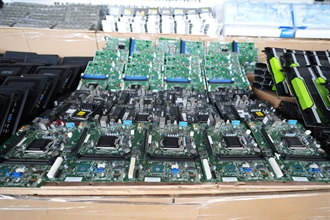 Hong Kong Customs mounted a special operation codenamed "Sea Guardian" in August and September, with three suspected smuggling cases involving ocean-going vessels detected. A large batch of suspected smuggled electronic goods with a total estimated market value of about $500 million was seized. Photo shows the suspected smuggled circuit boards seized.