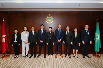 The Commissioner of Customs and Excise, Ms Louise Ho, today (September 17) met with the Head of Office of the European Union to Hong Kong, Mr Harvey Rouse, and his delegation at the Customs Headquarters Building to enhance co-operation and establish closer ties. Photo shows Ms Ho (centre), Mr Rouse (fourth left), and other attending officers.