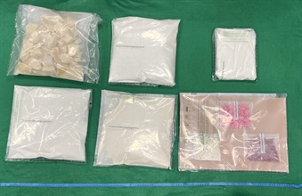 Hong Kong Customs yesterday (September 23) seized about 4 kilograms of suspected cocaine and 2.5kg of suspected crack cocaine, with a total estimated market value of about $5.6 million in Kwai Chung. Photo shows the suspected drugs seized.