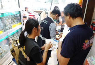 Hong Kong Customs and the Centre for Food Safety and the Environmental Hygiene Branch of the Food and Environmental Hygiene Department (FEHD) have been carrying out joint enforcement operations since Monday (September 23) to inspect hairy crab retail outlets in various districts, with the aim of protecting consumer rights and upholding food safety by ensuring that the hairy crabs on sale in the market comply with relevant stipulations and requirements under the laws. Photo shows Customs officers and FEHD officers inspecting a retail shop selling hairy crabs and distributing relevant promotional leaflets.