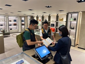 Hong Kong Customs conducted patrols during the Mainland's National Day Golden Week period at popular shopping spots in various districts and reminded traders to comply with the requirements of the Trade Descriptions Ordinance, with a view to safeguarding the rights of local consumers and visitors. Photo shows Customs Officers distributing pamphlets in To Kwa Wan.