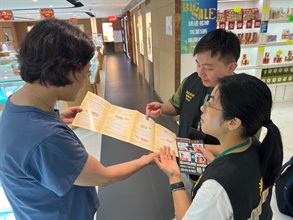 Hong Kong Customs conducted patrols during the Mainland's National Day Golden Week period at popular shopping spots in various districts and reminded traders to comply with the requirements of the Trade Descriptions Ordinance, with a view to safeguarding the rights of local consumers and visitors. Photo shows Customs Officers distributing pamphlets in Tsim Sha Tsui.