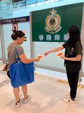 Hong Kong Customs conducted patrols during the Mainland's National Day Golden Week period at popular shopping spots in various districts and reminded traders to comply with the requirements of the Trade Descriptions Ordinance, with a view to safeguarding the rights of local consumers and visitors. Photo shows Customs Officers distributing pamphlets to visitors at the Lok Ma Chau Spur Line Control Point.