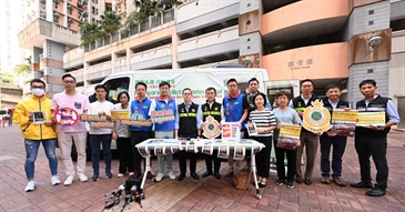 香港海關今日（十月八日）聯同立法會議員、多位九龍東區議員、衞生署控煙酒辦公室、警務處及社區關愛隊在多個公共屋邨宣傳反私煙訊息。圖示海關助理關長（情報及調查）賴子榮（左八）、立法會議員顏汶羽（左六）、區議員和各部門代表。