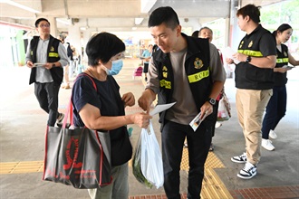 香港海關昨日和今日（十月七和八日）聯同立法會議員、多位九龍東區議員、衞生署控煙酒辦公室、警務處及社區關愛隊在多個公共屋邨宣傳反私煙訊息。圖示海關人員向居民派發宣傳單張。