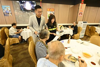 香港海關昨日和今日（十月七和八日）聯同立法會議員、多位九龍東區議員、衞生署控煙酒辦公室、警務處及社區關愛隊在多個公共屋邨宣傳反私煙訊息。圖示海關人員與區議員於食肆向居民宣傳反私煙。