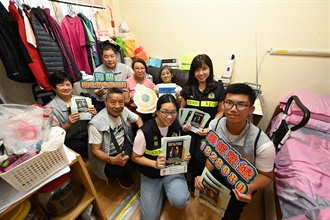 Hong Kong Customs yesterday and today (October 7 and 8) collaborated with a Legislative Council member, several Kowloon East District Councilors, the Tobacco and Alcohol Control Office of the Department of Health, the Police and a Community Care Team to publicise anti-illicit cigarette messages in a number of public rental housing estates. Photo shows Customs officers, with a District Councilor and Community Care Team members distributing anti-illicit cigarette promotional leaflets to residents during a home visit.