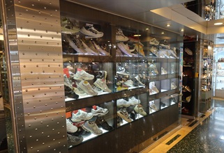 Hong Kong Customs conducted a special operation across shopping spots in Mong Kok on October 3 and yesterday (October 9) to combat the sale of counterfeit goods, seizing about 1 100 suspected counterfeit clothes and sneakers with an estimated market value of about $820,000. Photo shows a retailer suspected of selling counterfeit clothing.