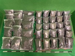 Hong Kong Customs yesterday (October 9) detected three drug trafficking cases involving baggage concealment at Hong Kong International Airport and seized about 13.5 kilograms of suspected cannabis buds and about 3kg of suspected methamphetamine with a total estimated market value of about $5.2 million. Photos show the suspected cannabis buds seized.