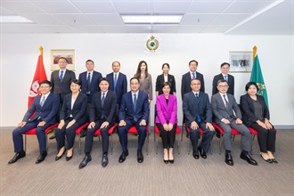 The Commissioner of Customs and Excise, Ms Louise Ho today (October 30) met with the Director General in Shenzhen Customs District, Mr Zheng Jugang, in the Customs Headquarters Building. Photo shows Ms Ho (front row, fourth right); Mr Zheng (front row, fourth left); the Deputy Commissioner (Control and Enforcement), Mr Mark Woo (front row, third left); the Assistant Commissioner (Intelligence and Investigation), Mr Barry Lai (front row, second right), the Assistant Commissioner (Boundary and Ports) , Mr Kenneth Chu (front row, first left); the Director of Customs Liaison Division, Police Liaison Department, Liaison Office of the Central People's Government in the Hong Kong Special Administrative Region, Ms Zhuang Yan (front row, second left) and Hong Kong Customs officers and members of the Shenzhen Customs District delegation.