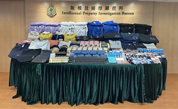 香港海關十一月五日採取執法行動，打擊網上售賣冒牌物品活動，檢獲約一萬五千件懷疑冒牌物品，估計市值約二百萬元。圖示部分檢獲的懷疑冒牌物品。