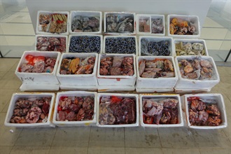 Hong Kong Customs mounted the third phase of the enforcement operation against food smuggling codenamed "Ice Breaker" in November this year. On November 5, Customs detected one related case and seized approximately 300 kilograms of frozen meat and 1 000kg of other food items with a total estimated market value of about $100,000. Photo shows the smuggled food items seized.