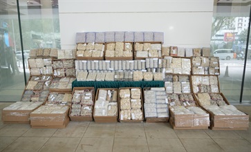 Hong Kong Customs on November 20 detected a suspected smuggling case involving a cross-boundary goods vehicle at the Lok Ma Chau Control Point and seized about 438 kilograms of suspected smuggled bird's nests with an estimated market value of about $32 million. Photo shows the suspected smuggled bird's nests seized.