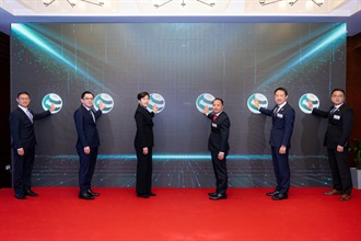 The Customs and Excise Department held the HKAEO Certificate Presentation Ceremony 2024 today (November 29). The Commissioner of Customs and Excise, Ms Louise Ho (third left), the Consul General of Laos, Mr Ammala Saenchonghack (third right), the Deputy Commissioner (Management and Strategic Development) of Customs and Excise, Mr Chan Tsz-tat (second right), the Deputy Director-General of Lao Customs, Mr Vongvanhpheng Phoumsavanh (second left), the Assistant Commissioner (Excise and Strategic Support) of Customs and Excise, Mr Rudy Hui (first left), and the Senior Superintendent of Office of Trade Relations and Public Communication, Mr Simon Lee (first right) officiated the launching ceremony.