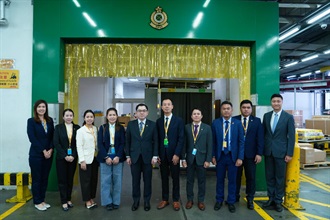 The delegation led by the Deputy Director General of the Lao Customs Department, Mr Vongvanhpheng Phoumsavanh (fifth left), visited Hong Kong International Airport yesterday (November 28) to understand the express cargo clearance operations of Hong Kong Customs.