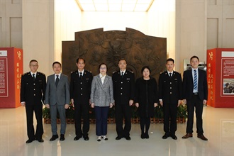 The Assistant Commissioner (Boundary and Ports) of the Hong Kong Customs (fourth left), Ms Wong Wai-chuen, today (November 29) led a delegation to Shenzhen to attend a meeting with representatives of the Shenzhen Customs District to discuss how to tie in with the Central Government's new arrangement on the resumption of the multiple-entry Individual Visit Scheme for Shenzhen starting December 1, and to enhance co-operation items and development between the two customs administrations.