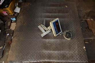 Hong Kong Customs earlier received information alleging that a scrap trader in Wan Chai was suspected of using an inaccurate electronic platform scale to weigh scrap metal. Customs officers took enforcement action on December 3. Photo shows the suspected inaccurate electronic platform scale used by the scrap trader.