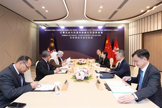 Hong Kong Customs and the Regional Intelligence Liaison Office for Asia and the Pacific today (December 10) hosted a three-day International Forum on Combating Money Laundering and Transnational Organized Crimes during which Hong Kong Customs also held a bilateral meeting with the Royal Malaysian Customs Department. Photo shows the Commissioner of Customs and Excise, Ms Louise Ho (third right) meeting with the Director General of the Royal Malaysian Customs Department, Ms Dato' Anis Rizana Mohd Zainudin (third left).