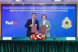 The Assistant Commissioner (Boundary and Ports) of Customs and Excise, Ms Wong Wai-chuen (right), and the Managing Director of the FedEx Hong Kong and Macau, Mr Anthony Leung (left), today (December 12) signed a Memorandum of Understanding on the Cross-boundary Express Cargo Clearance Facilitation Arrangement to further enhance the efficiency of customs clearance.