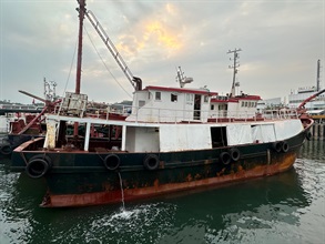 香港海關昨日（十二月三十一日）在西環及數碼港對開海面破獲兩宗大型走私香煙案件，於兩艘漁船上檢獲共約二千五百萬支懷疑私煙，估計市值約一億一千四百萬元，應課稅值約八千四百萬元。圖示於西環對開海面扣查的涉案漁船。